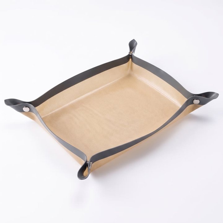 The Ovenix snap tray with its corners snapped up